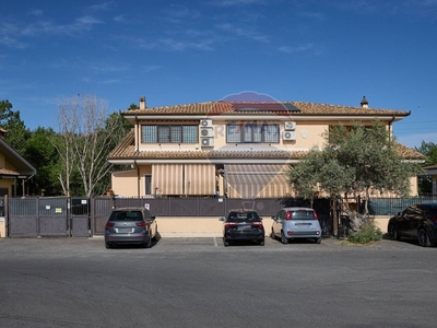 Villa in Via Tocco Da Casauria, Roma, 4 locali, 3 bagni, posto auto