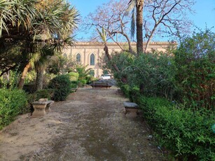 Appartamento in villa storica e con porzione di giardino, via Valguarnera, Bagheria centro