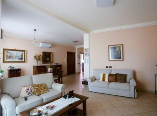 Casa indipendente a Novara, 6 locali, 4 bagni, 290 m², buono stato