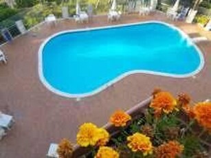In prestigioso parco con piscina rifinitissimo appartamento