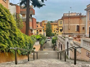 Quadrilocale da ristrutturare in viale fratelli bandiera, Roma