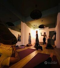 Sala yoga per corsi o eventi olistici