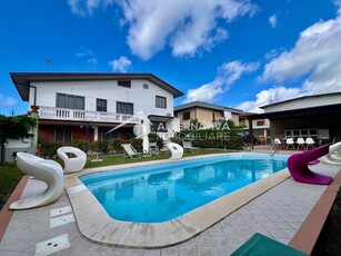 Villa con giardino, Viareggio torre del lago puccini