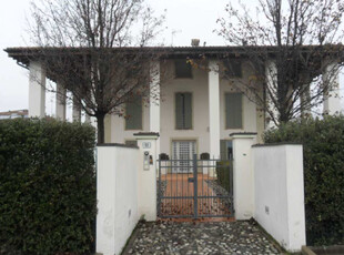 Villa signorile, 2 autorimesse, cortile esclusivo a Cognento