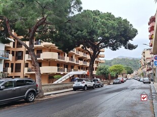 VSA317 AD. VIALE ITALIA,TRIVANI CON AMPIO CORTILE