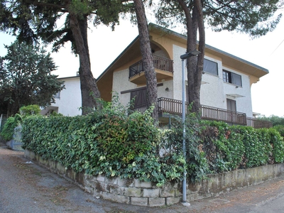 Villa in vendita a Peschiera Del Garda Verona Boschetti