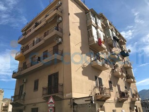 Appartamento Bilocale da ristrutturare, in vendita in Via Re Tancredi 74, Palermo