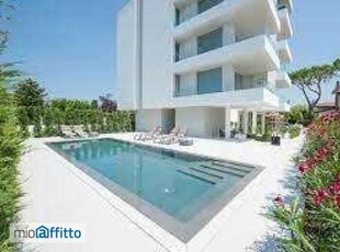 Appartamento con terrazzo e piscina