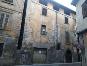 Appartamento da ristrutturare, in vendita in Via Briscioli, Capo Di Ponte