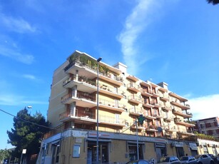 Appartamento di 4 vani /120 mq a Bari - Japigia
