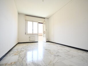 Appartamento in Vendita a Genova, zona San Fruttuoso, 135'000€, 105 m²