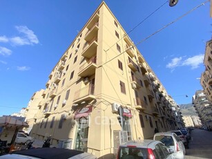 Appartamento in Vendita in Via Francesco Paolo Perez a Palermo