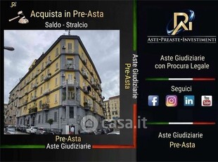 Appartamento in Vendita in Via Pier delle Vigne 9 a Napoli