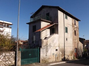 Artena Centro. Porzione di casa indipendente con giardino.