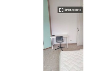 Camere in affitto in appartamento con 4 camere da letto a Roma