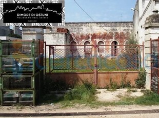 Capannone industriale da ristrutturare, in vendita in Via Stazione, Ostuni