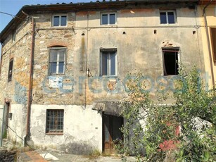 Casa semi indipendente da ristrutturare in vendita a Capannori