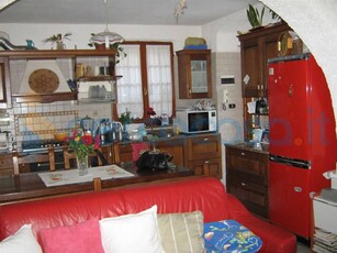 Casa semi indipendente da ristrutturare in vendita a Ortonovo