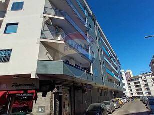 Casa Semi Indipendente in Affitto a Napoli, zona San Carlo Arena, 400€, 120 m², arredato