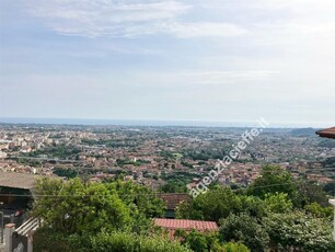 Massa, appartamento completamente ristrutturato appena sopra la città in località Lavacchio, con vista mare