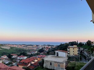 Quadrilocale in Via Izzi de Falenta 62 in zona cz Lido Giovino,porto a Catanzaro