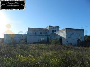 Rustico casale da ristrutturare in vendita a Ostuni