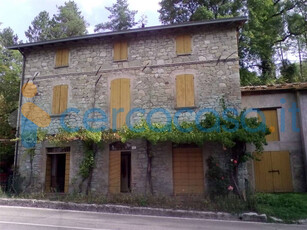 Rustico casale da ristrutturare, in vendita in Via Compiano 116, Canossa