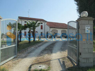 Splendida casa di campagna ristrutturata elegantemente, dotata di piscina