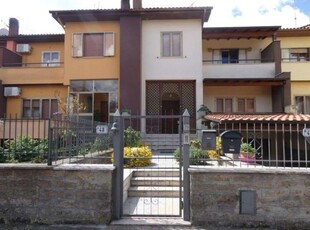Villa a schiera a Vetralla, 6 locali, 2 bagni, giardino privato