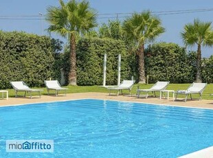 Villa a schiera arredata con piscina