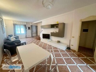 Villa a schiera arredata con terrazzo