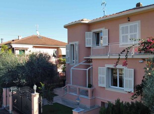 Villa con terrazzo a Loano