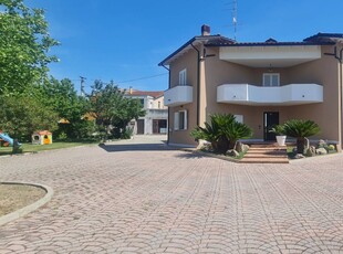Villa con terrazzo a Sant'Omero