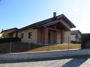 VILLA INDIPENDENTE TRE LATI CON GIARDINO