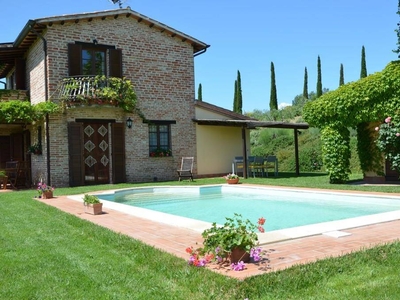 Affascinante casa a Castiglione Del Lago con giardino interno
