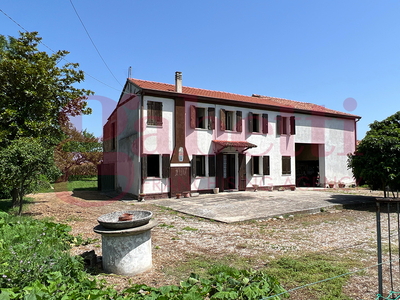 Casa indipendente con giardino a Correzzola