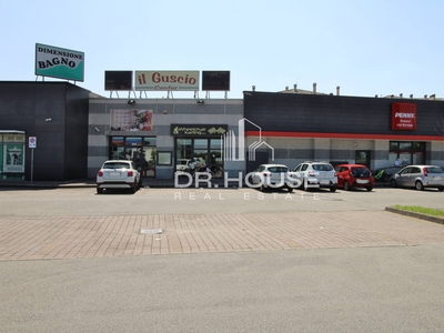 Locale commerciale in vendita a Pessano con Bornago