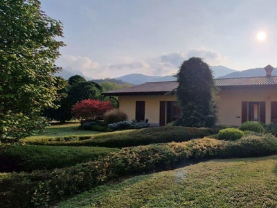 Villa con giardino in via per asso snc, Caslino d'Erba
