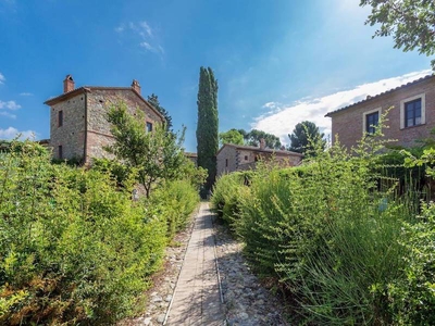 Casa con piscina, idromassaggio e barbecue