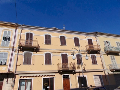 Nizza Monferrato, intera palazzina da terra a tetto con 2 alloggi, 2 negozi, terrazza e ampio magazzino.
