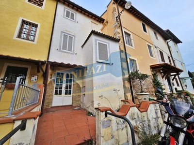 Casa indipendente con giardino in via luigi spada cenami, Massarosa