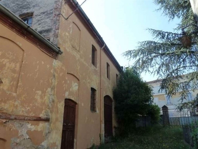 Palazzo da ristrutturare in zona Vicobarone a Ziano Piacentino