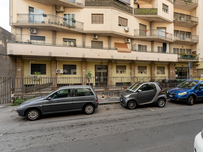 Trilocale con box in via faraci 88, Catania