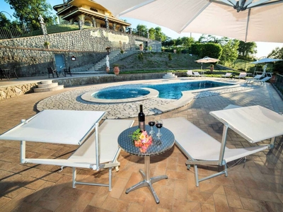 Villa a Montefiascone con piscina coperta