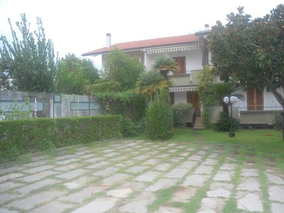 Villa a schiera in Viale Delle Regioni 39 in zona Montepaone Lido a Montepaone