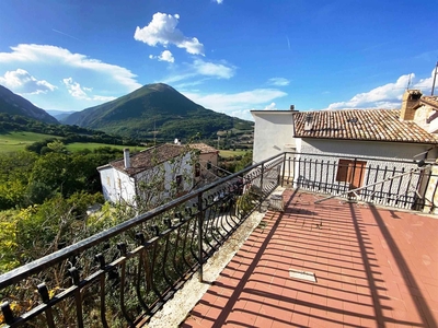 Casa semi indipendente in vendita a Pioraco Macerata Seppio