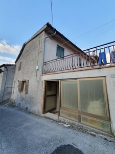 Casa semi indipendente in Via Crucianelli 32 a Castelraimondo