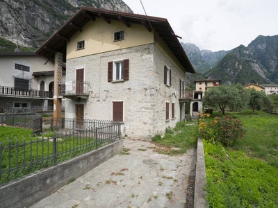 Casa singola in Via della Riva a Novate Mezzola