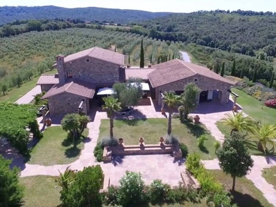 Villa di Pietra Faccia a Vista con Piscina Interna e Parco in Vendita a Follonica, Toscana