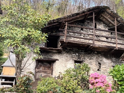 Rustico casale da ristrutturare in zona Menarola a Gordona